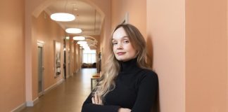 ”Inceleiden joukkoa yhdistävät aatteet ovat uhrius ja naisviha” Nainen nojaa seinään käytävällä kädet puuskassa.