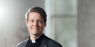 Miespappi katsoo suoraan kameraan