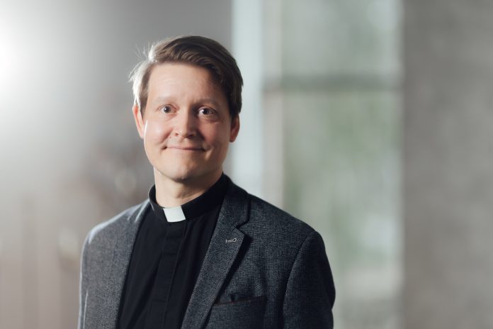 Paulus Pikkarainen Miespappi katsoo suoraan kameraan