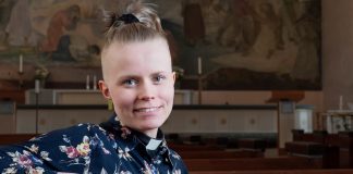 Jumalaan pettyneiden kerhon löysivät he, jotka eivät muuten käy seurakunnassa Kuvassa nuori nainen istuu kirkon penkissä ja katsoo suoraan kameraan.