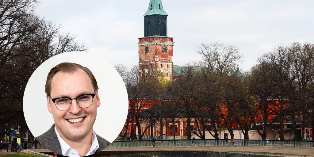 taustalla turun tuomiokirkko ja eteen leikattu niilo toivosen kasvokuva