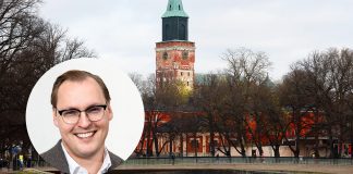 taustalla turun tuomiokirkko ja eteen leikattu niilo toivosen kasvokuva