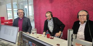 Ruotsinkielisten lestadiolaisten aikeet perustaa oma kirkko huolestuttavat piispa Åstrandia Kuvassa kolme miestä istuu radiostudiossa luurit korvilla