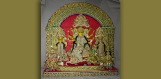Alttari, jonka keskellä on Durga-jumalattaren hahmo.