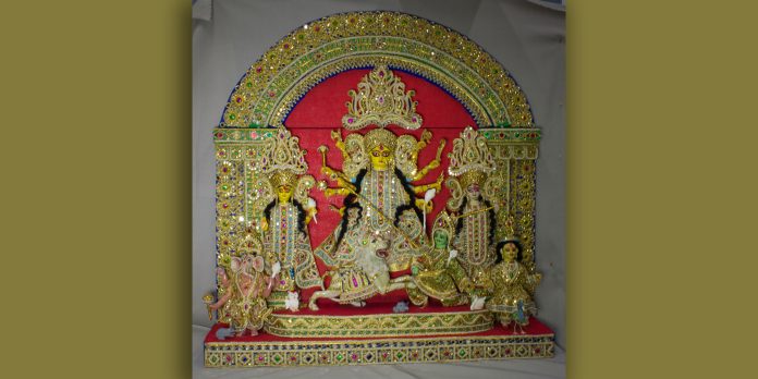 DurgaPuja by helinä rautavaara museo Alttari, jonka keskellä on Durga-jumalattaren hahmo.