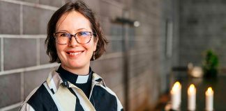 Elina Hellqvist nousi Tapiolan uudeksi kirkkoherraksi nainen katsoo hymyillen kameraan