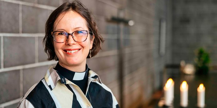 Elina Hellqvist by Jani Laukkanen nainen katsoo hymyillen kameraan