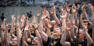 Gospel-musiikki nosteessa – Helsingissä järjestetään uusi festivaali kuoro laulaa kädet ojossa kohti taivasta