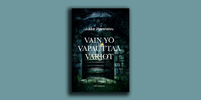 kuvassa keskellä kirjan kansi