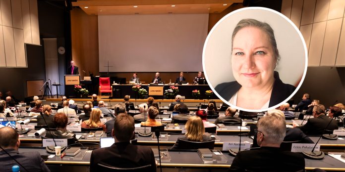 Kirkolliskokous kevät ja Noora Allenius kuvakollaasi jossa toinen kuva kirkolliskokouksesta ja sen päällä Noora Alleniuksen kuva