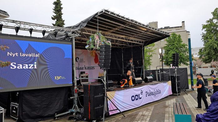 esiintymislavalla rap-yhtye