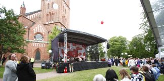 Enemmän katsetta kohti toisia, pois selfieistä, kehotti Maaret Kallio SuomiAreenan kirkkolavalla Vanhempia naisia istuu katsomossa lavan edessä. Taustalla näkyy Keski-Porin kirkko.