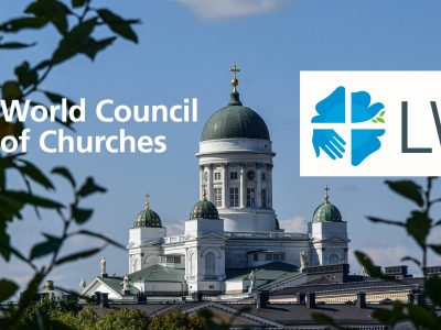 taustalla helsingin tuomiokirkko, kuvassa myös wcc ja lwf järjestöjen logot
