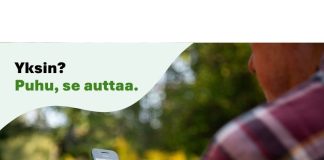 Yksinäisyys ei lomaile – Kirkon keskusteluapu päivystää koko kesän Kuvassa matkapuhelintaan pitelevä mies kesäisessä maisemassa.