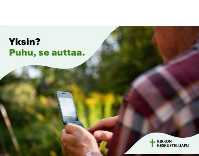 kirkon-keskusteluapu Kuvassa matkapuhelintaan pitelevä mies kesäisessä maisemassa.