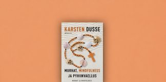 Kirja-arvio: Mindfulness-murhaaja pyhiinvaelluksella Kirjan kansi vaalealla hiekkapohjalla. Keskellä kulkee rukousnauhaa muistuttava helminauha, jossa on simpukankuoria, pieniä pääkalloja ja puinen risti. Yläreunassa tekijän nimi Karsten Dusse. Kirjan nimi: Murhat, mindfulness ja pyhiinvaellus.