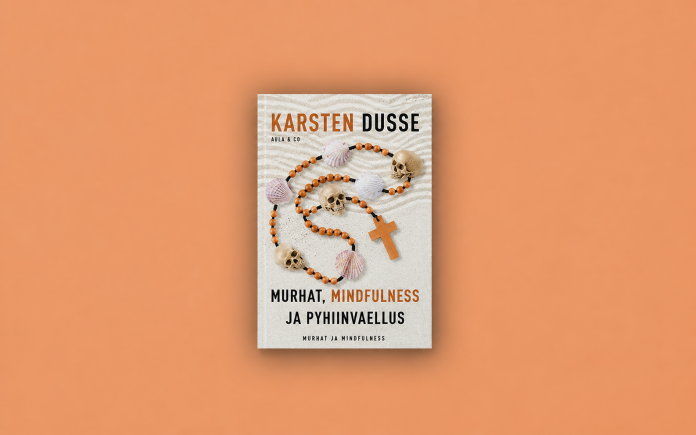 Kirjan kansi vaalealla hiekkapohjalla. Keskellä kulkee rukousnauhaa muistuttava helminauha, jossa on simpukankuoria, pieniä pääkalloja ja puinen risti. Yläreunassa tekijän nimi Karsten Dusse. Kirjan nimi: Murhat, mindfulness ja pyhiinvaellus.