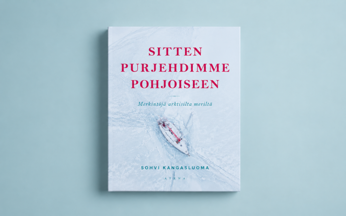 sitten purjehdimme pohjoiseen netti Vaaleansinisellä taustalla kirjan kansi. Kannen keskellä näkyy ylhäältä kuvattu purjevene halkomassa jäistä arktista merta. Kirjan nimi Sitten purjehdimme pohjoiseen on suurin pinkein kirjaimin, alaotsikkona Merkintöjä arktisilta meriltä. Tekijä on Sohvi Kangasluoma ja kustantaja Atena.