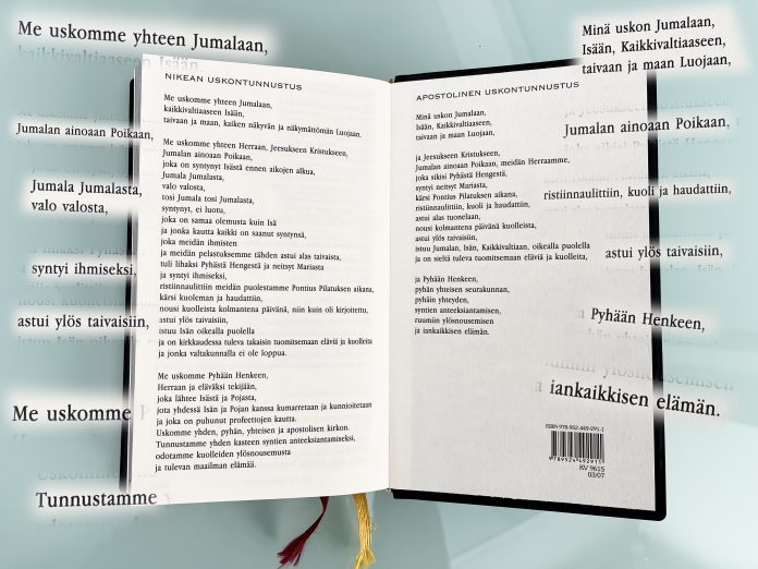 Kuvassa virsikirjan avattu sisäkansi, jossa uskontunnustuksen reunaan on kirjoitettu korostetusti sen eräitä sanoja ja kohtia.