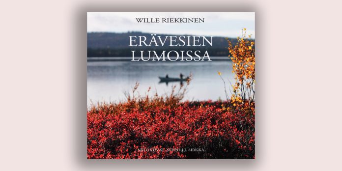 Kuvassa on kirjan kansi, jossa kaksi ihmistä soutelee pohjoisen joessa syysmaisemassa. Kannessa lukee kirjan nimi Erävesien lumoissa.