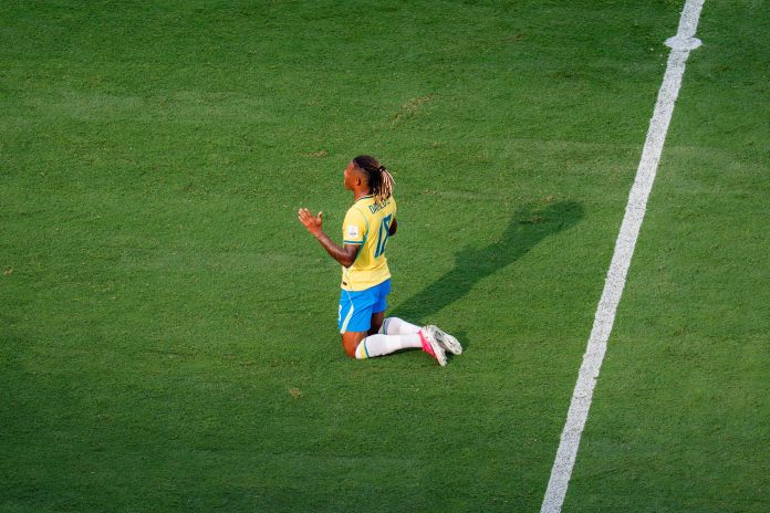 FIFA Fussball Weltmeisterschaft 2026, Achtelfinale, Brasilien vs. Norwegen, 05.07.2026, New Jersey Stadion Jalkapalloilija rukoilee kentällä polvollaan kädet levitettyinä.