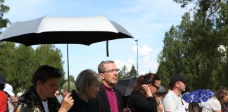 Piispa Keskitalo Ylivieskan herättäjäjuhlilla: ”Kristillinen toivo ei kiellä kärsimystä. Se on toivoa, joka syntyy kyynelten keskellä” Piispa Keskitalo istuu Ylivieskan herättäjäjuhlilla taivasalla seurapenkissä.