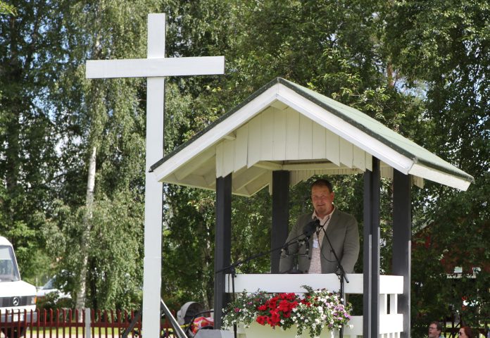 IMG_1300 Kalle Hiltunen Ylivieskan herättäjäjuhlilla by Fdfreija Pappi Kalle Hiltunen puhuu taivasalla saarnatuolissa Ylivieskan herättäjäjuhlilla.