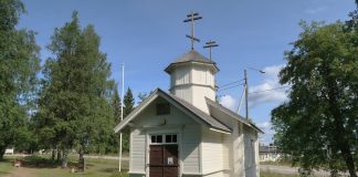 Hattuvaaran valkoinen puurakenteinen vanha tsasouna Ilomantsissa.