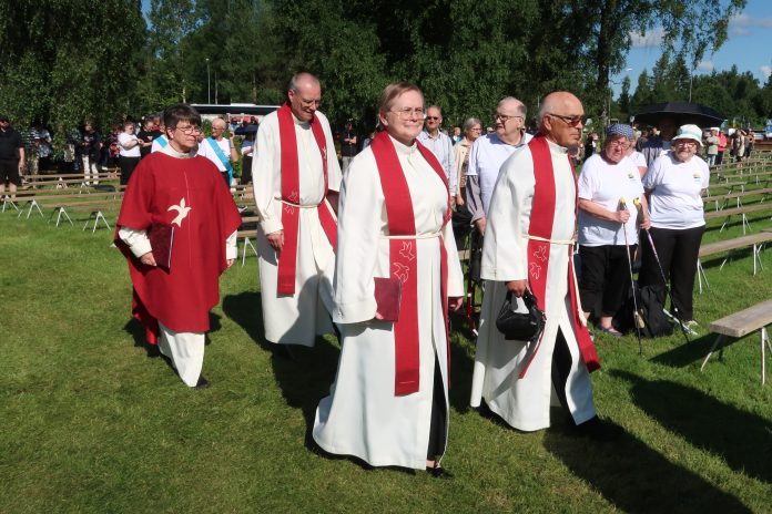 Albaan ja stolaan pukeutuneita pappeja kulkueessa ennen Ylivieskan herättäjäjuhlien messua.