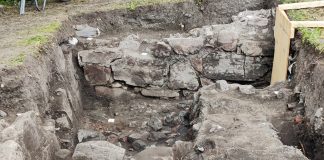 Arkeologissa kaivauksissa on löydetty Turun piispan keskiaikainen kivikartano kuvassa vanha kivinen rakennuksen perusta