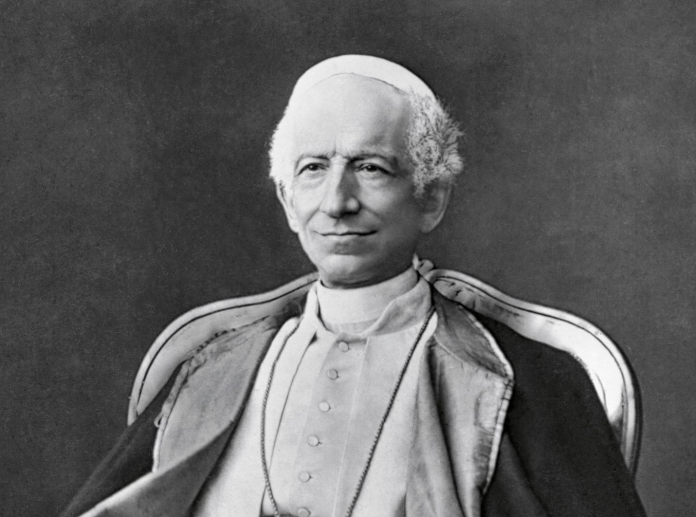 Paavi Leo XIII Wikimedia Commons Mustavalkoinen valokuva, jossa kuvattuna paavi Leo XIII. Tämä paavi hallitsi 1878 - 1903.