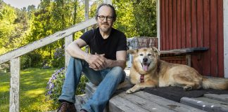 Sydän alkoi taas hehkua – Kai Sadinmaa sai pappisvirkansa takaisin Mies istuu puisilla portailla vieressään koira.