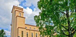 Suomessa on vain kourallinen naisten suunnittelemia kirkkoja ja lähes kaikki ovat Elsi Borgin työtä 1920-luvun tyyliä edustava vaaleankeltainen Taulumäen kirkko Jyväskylässä.
