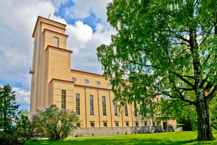 Taulumäen kirkko 1920-luvun tyyliä edustava vaaleankeltainen Taulumäen kirkko Jyväskylässä.