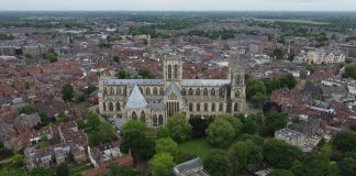 Englannin kirkon kirkolliskokous kehotti perehtymään palestiinalaiskristittyjen asiakirjaan — juutalaisyhteisö arvostelee päätöstä Keskiaikainen York minster -tuomiokirkko keskellä vanhan Yorkin kaupungin keskustaa ilmasta nähtynä.