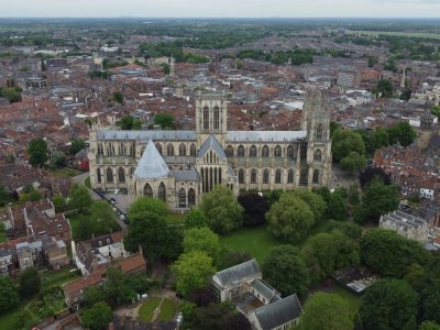Keskiaikainen York minster -tuomiokirkko keskellä vanhan Yorkin kaupungin keskustaa ilmasta nähtynä.