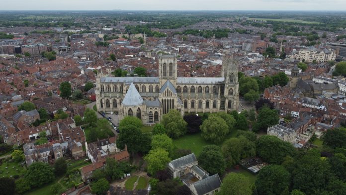 DCIM100MEDIADJI_0824.JPG Keskiaikainen York minster -tuomiokirkko keskellä vanhan Yorkin kaupungin keskustaa ilmasta nähtynä.