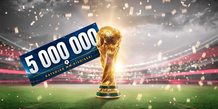fifa26 kollaasi kuvakollaasi jossa jalkapallon mm-kisapokaali, teksti viisi miljonaa katsojaa ja taustalla stadion