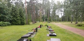 Joutsenon hautausmaalla on tehty poikkeuksellisen laajaa ilkivaltaa Kuvassa kaadettuja hautakiviä.