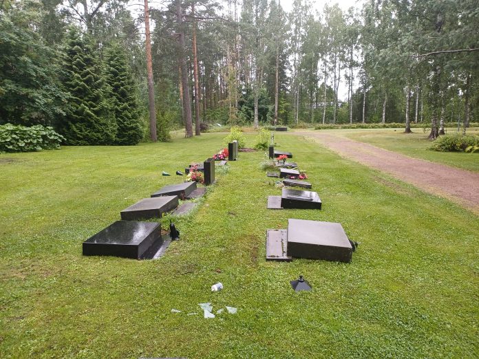 Kuvassa kaadettuja hautakiviä.