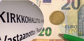 Kirkkohallitus patistaa seurakuntia keskittymään taloushallinnossa olennaiseen kuvakollaasi jossa on kirkkohallituksen kyltti, kynä ja seteli