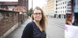 Finnwatchin Sonja Finér: Yritysvastuusta tinkiminen voi tulla yrityksille kalliiksi Silmälasipäinen, pitkätukkainen henkilö seisoo kaupunkikadun reunalla ja katsoo kameraan. Taustalla näkyy tiiliseinä, eri-ikäisiä kerrostaloja ja lähes tyhjä katu.