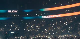 Glow Festivalilla palkittiin gospelmusiikin tekijöitä Suuri yleisö hämärässä tapahtuma-areenassa pitää puhelimiaan ilmassa taskulamput sytytettyinä. Katsomossa loistaa satoja pieniä valopisteitä, ja areenan valonauhoissa näkyvät tekstit ”GLOW” ja ”CELEBRATION”.