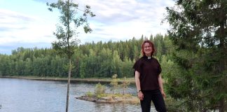 Ruokolahden kirkkoherra Hanne Keijonen rohkaistui yliopistoon Voitto Huotarin saarnan kuultuaan – ”Se kävi niin kohti” Nainen papinpaidassa seisoo kalliolla järvimaiseman edustalla. Taustalla näkyy metsää.
