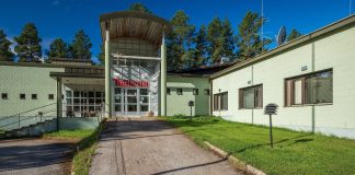 Sotkamon seurakunta hakee kolmelle rakennukselle purkulupaa ulkokuva sotkamolaisesta hotellirakennuksesta