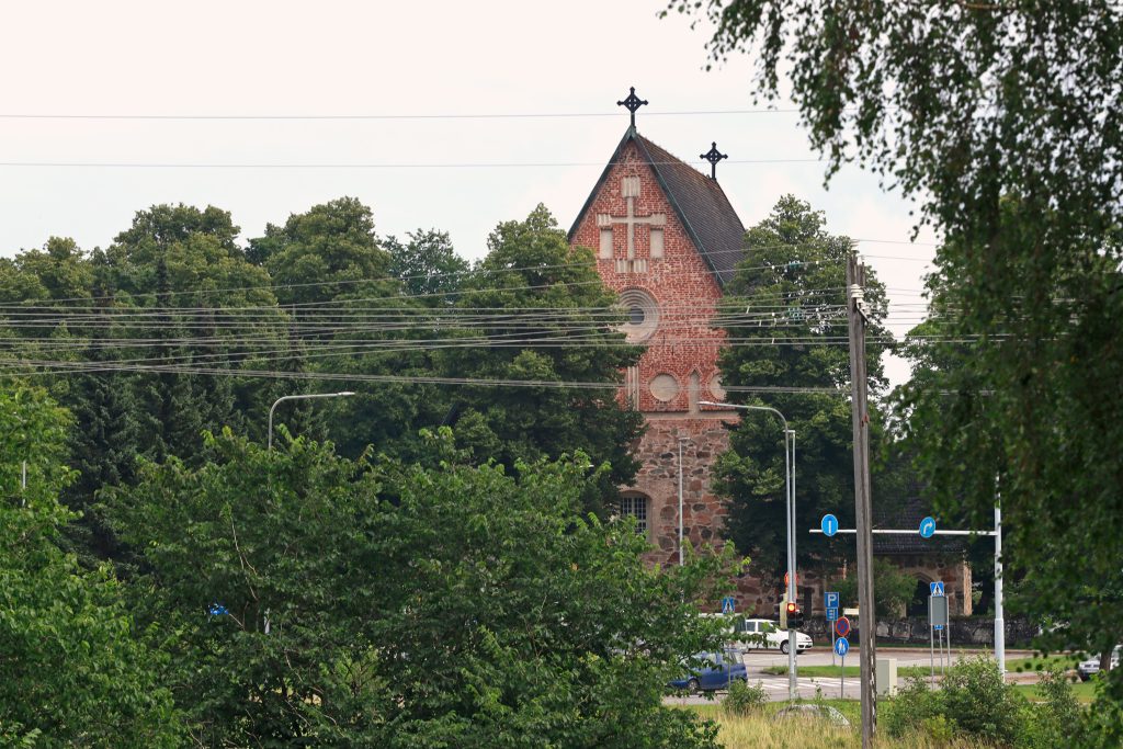 ulkokuva Maarian kirkosta joka sijaitsee puiden ympäröimällä alueella