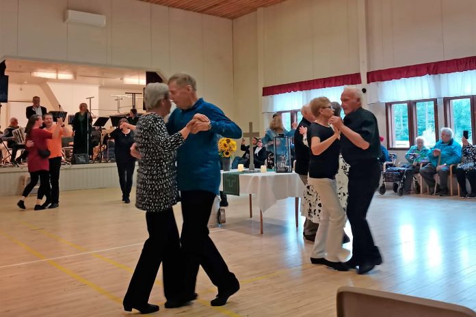 Maaningan tanssikirkko tanssipareja tanssilavalla jonka keskellä on alttari