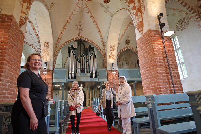 ihmisiä maarian kirkon salissa