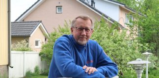 Tapio Tähtinen: ”Voin hyvillä mielin todeta, että minun työni tuli päätökseen” Mies nojailee piha-aidan porttiin omakotitalon edessä.