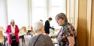 Väestön ikääntyessä kirkossa tarvitaan enemmän ymmärrystä muistisairauksista ja yhteistyötä Kuvassa iäkkäitä naisia salissa.